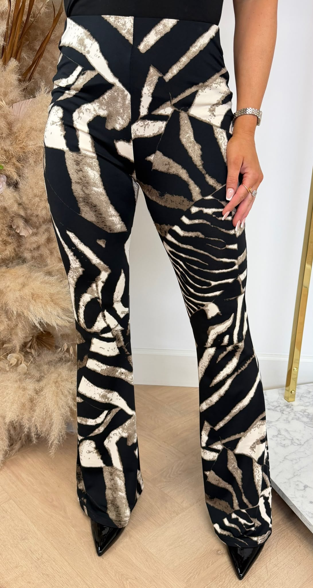 BY SWAN PRINT FLARED PANTS 10136 BLACK/TAUPE