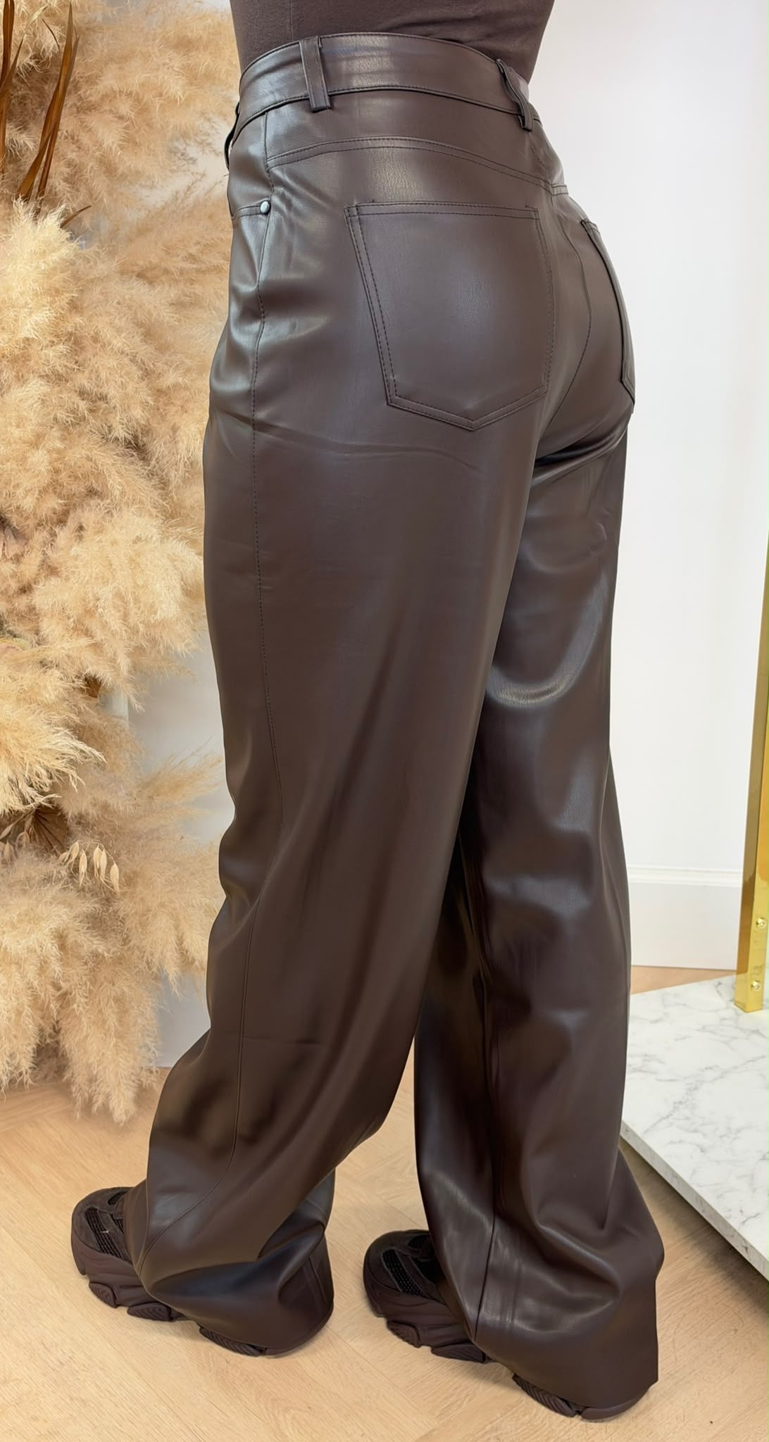 STRAIGHT LEATHER LOOK JEANS 9023-1 CHOCO