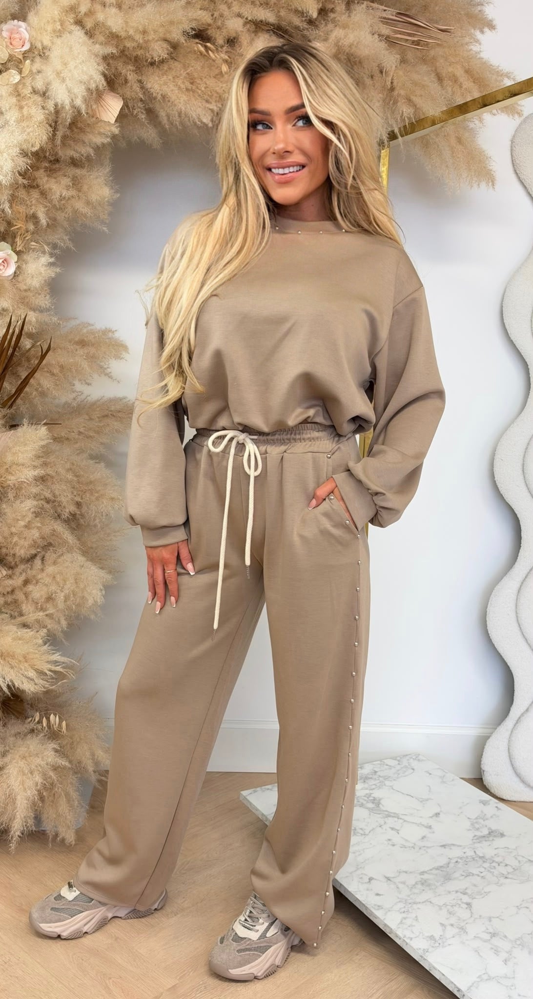JULIE STUDS DETAIL SET BEIGE