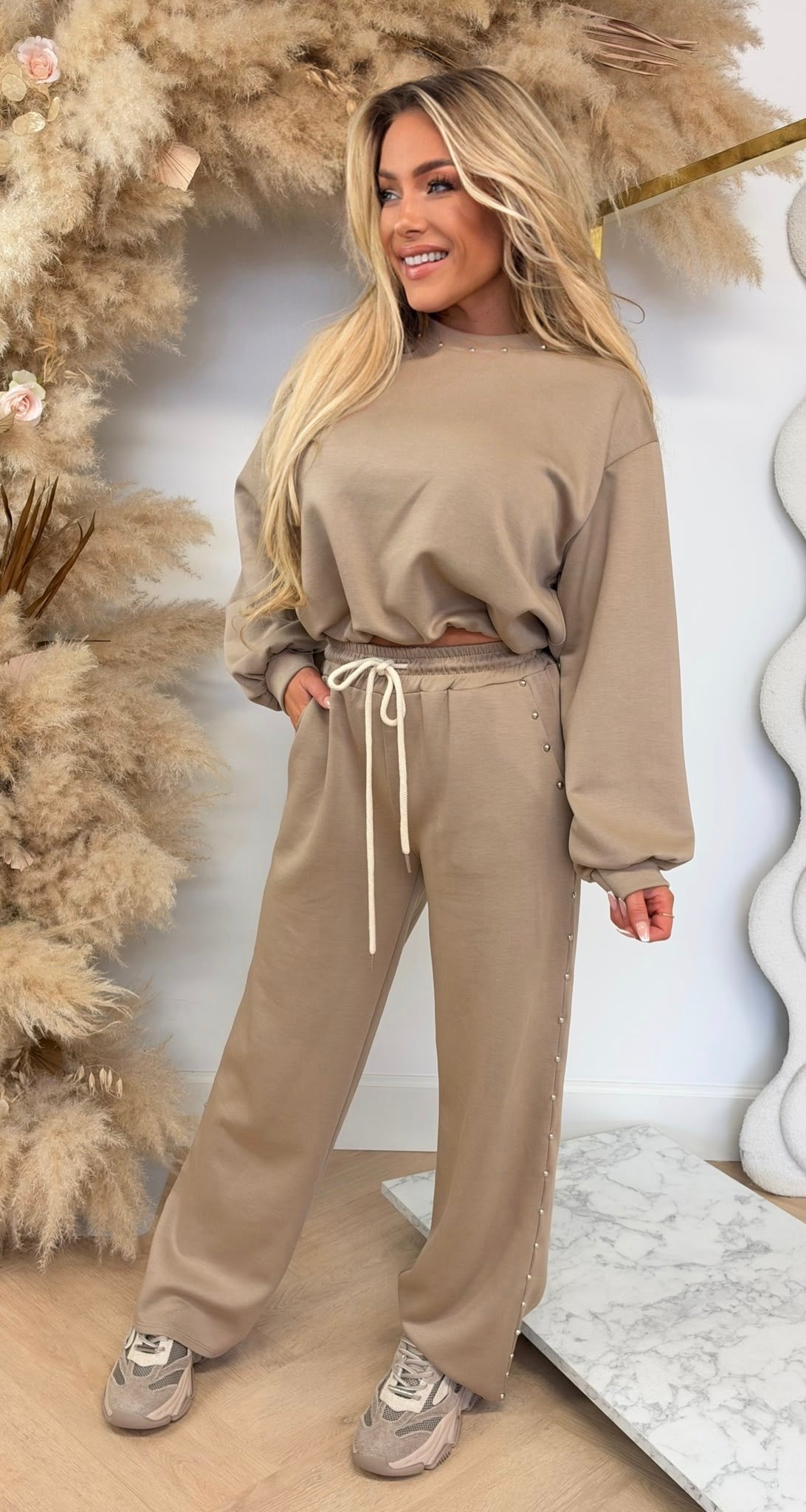 JULIE STUDS DETAIL SET BEIGE