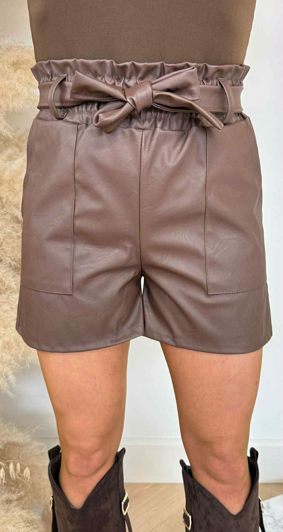 BOW LEATHER LOOK SHORT CHOCO