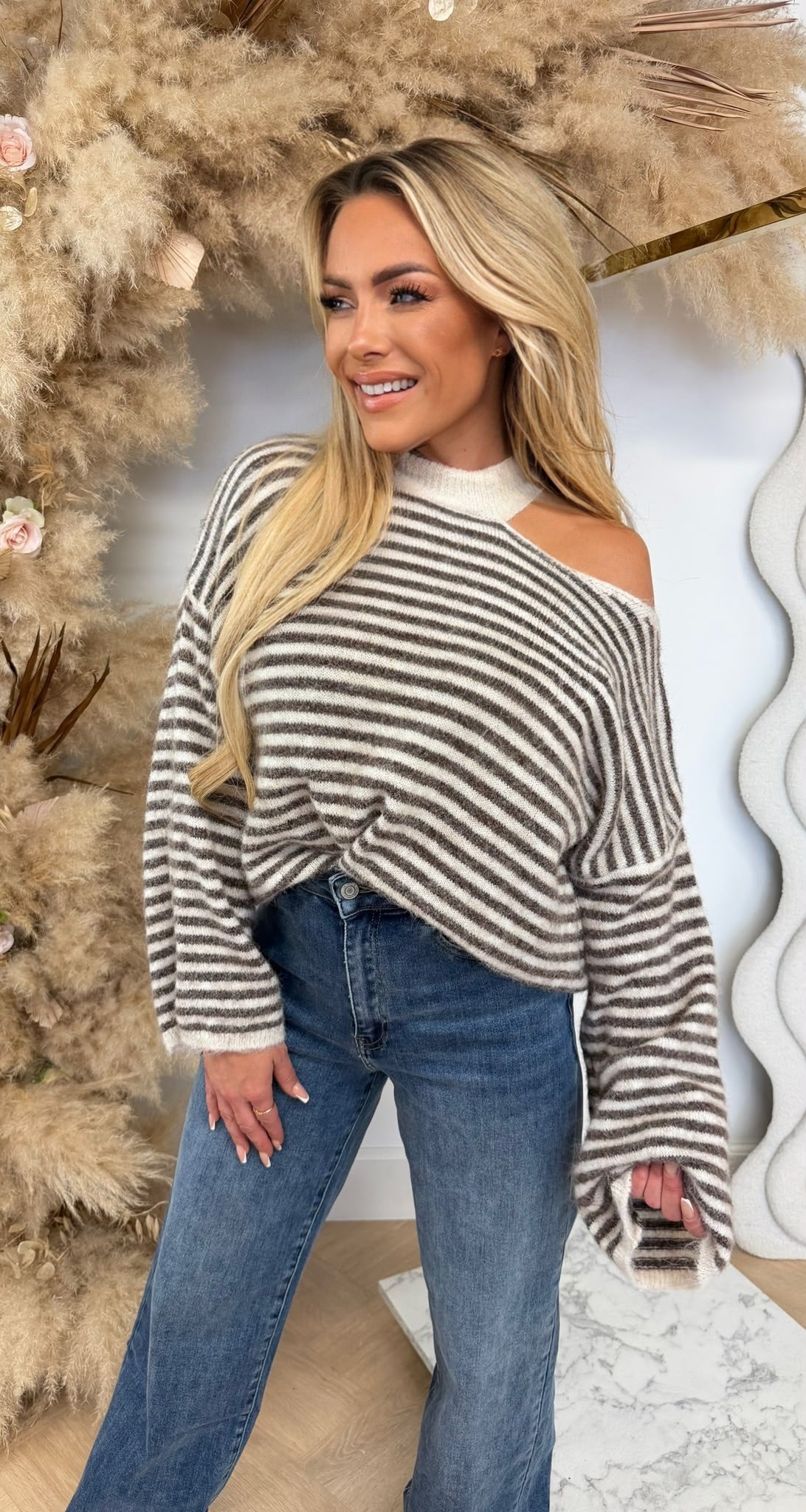 OPEN SHOULDER STRIPE SWEAT BEIGE