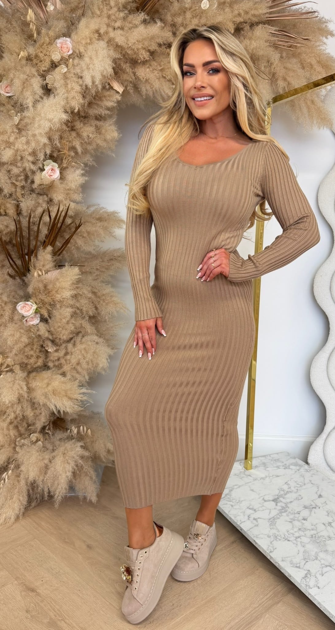 KAYLLA V HALS RIB DRESS 9850 CAMEL