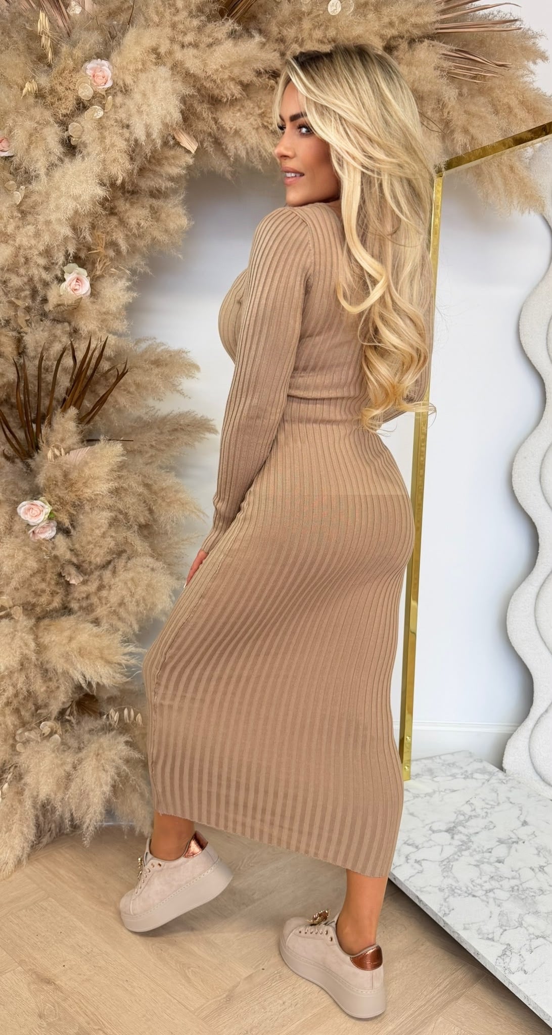 KAYLLA V HALS RIB DRESS 9850 CAMEL