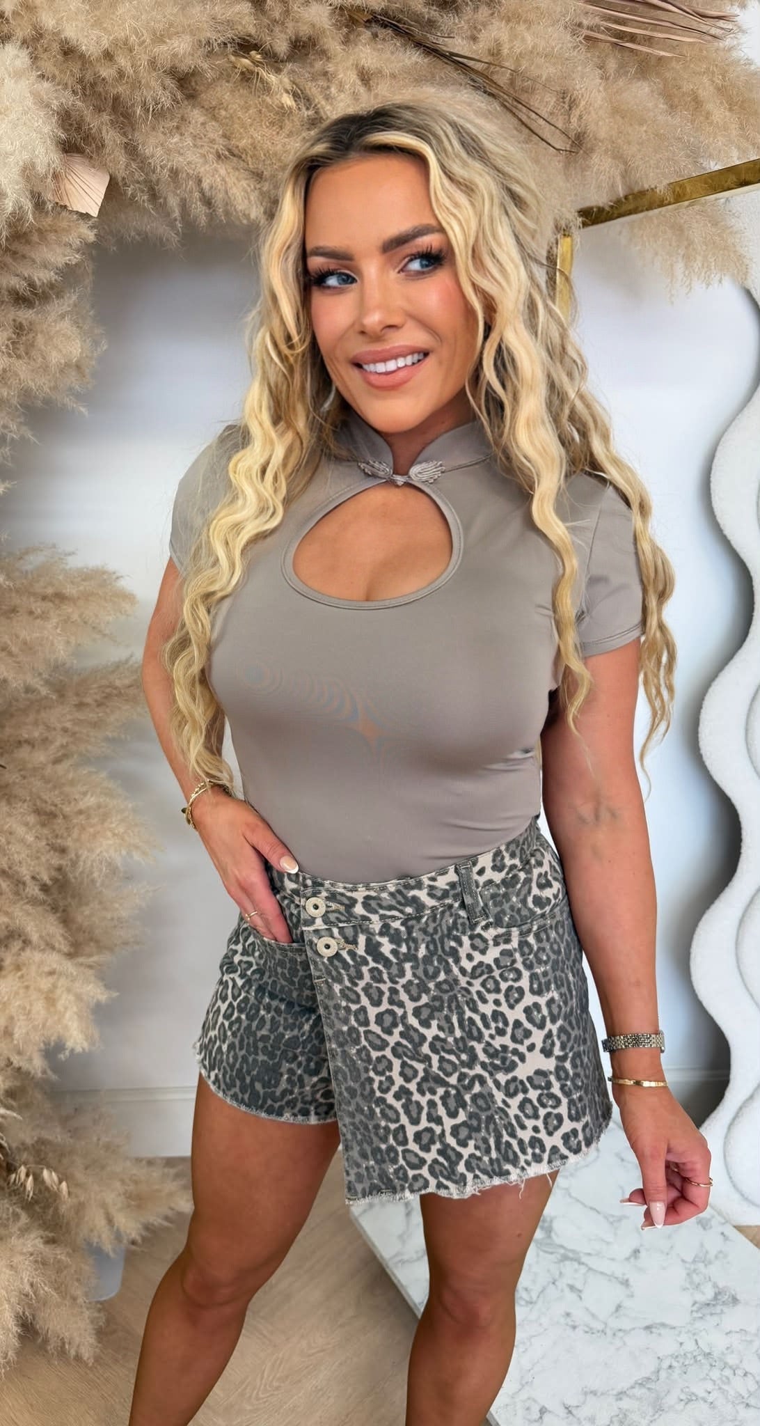 NOWE CUT OUT TEE TAUPE