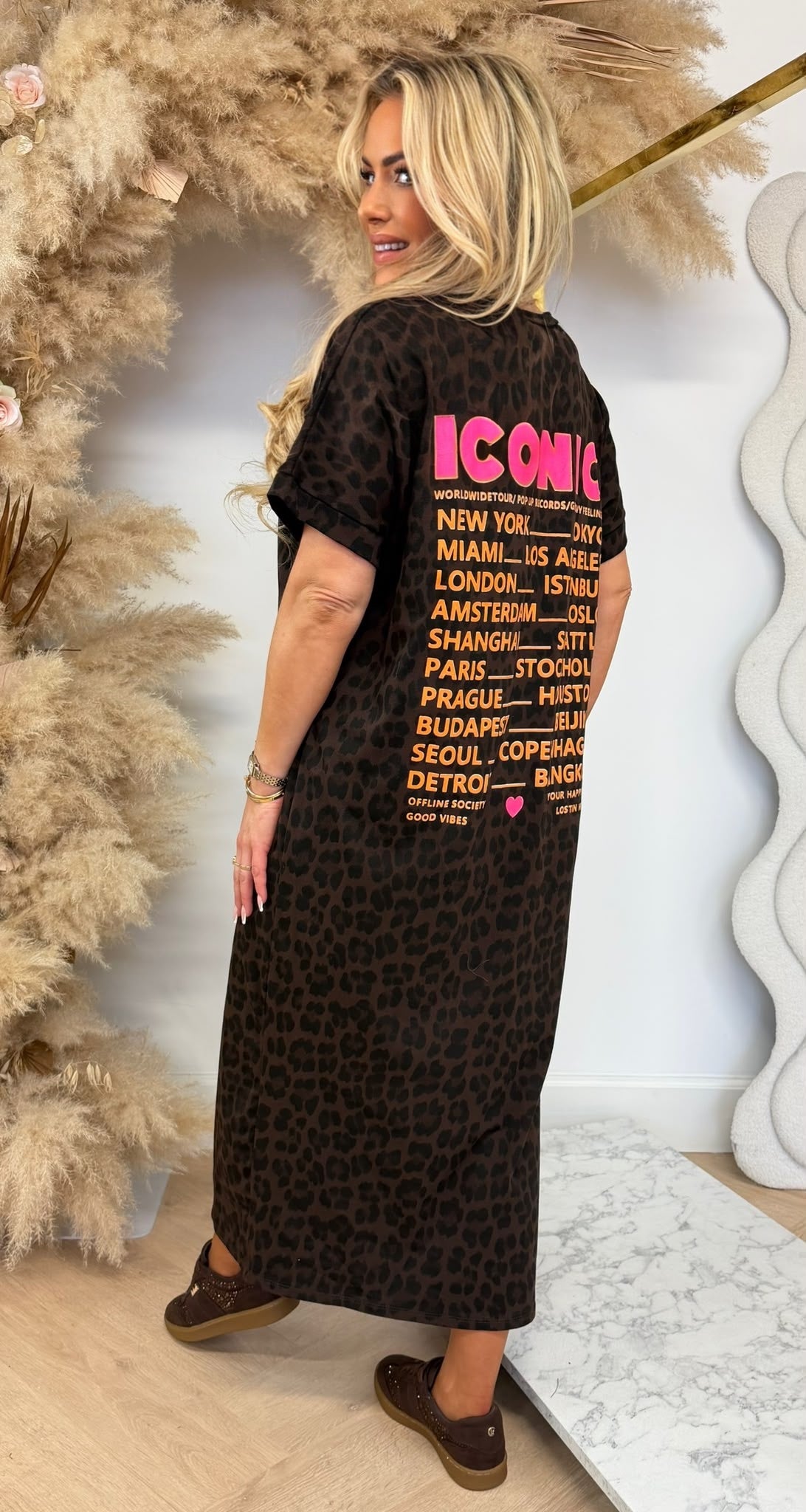 ICONIC TEKST LONG DRESS CHOCO