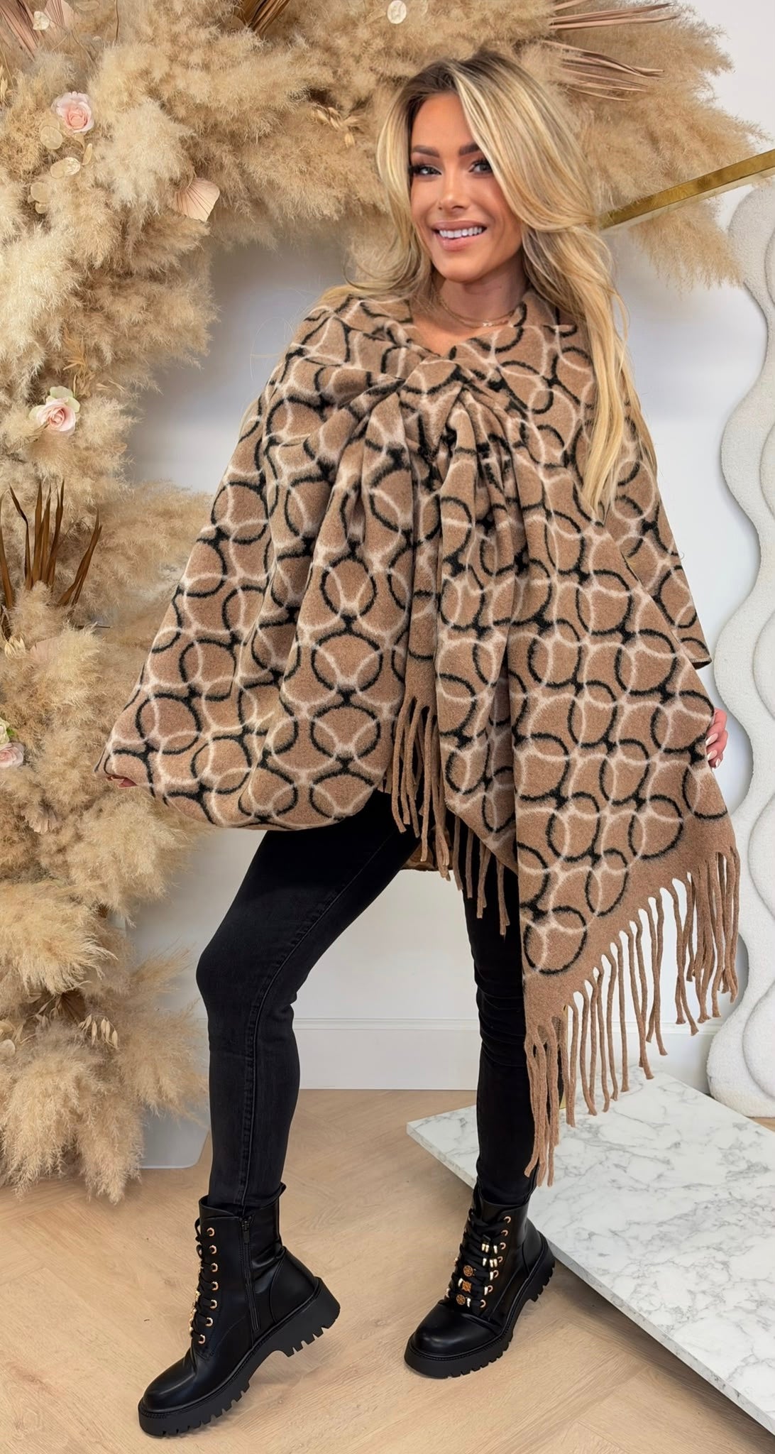 CIRCLE PRINT OMSLAG PONCHO CAMEL