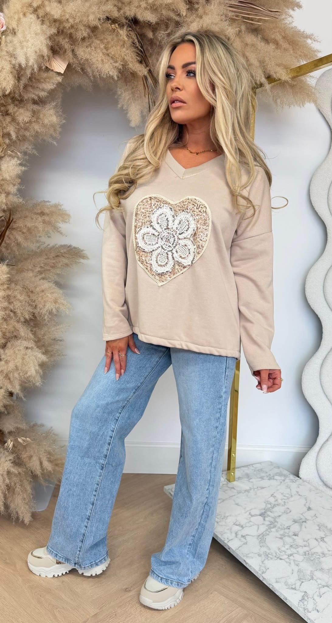 TIARA HEART FLOWER SWEAT BEIGE