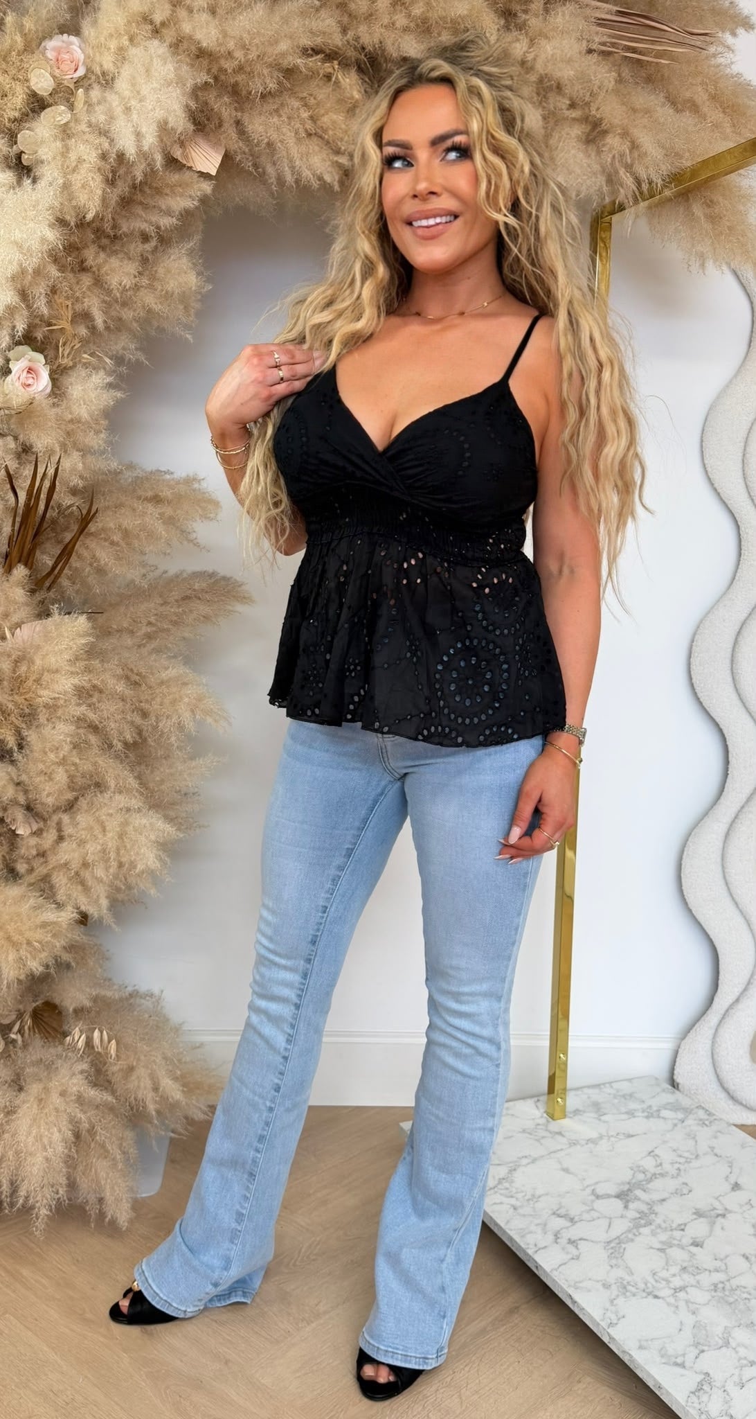 BRODY CUP LACE TOP BLACK
