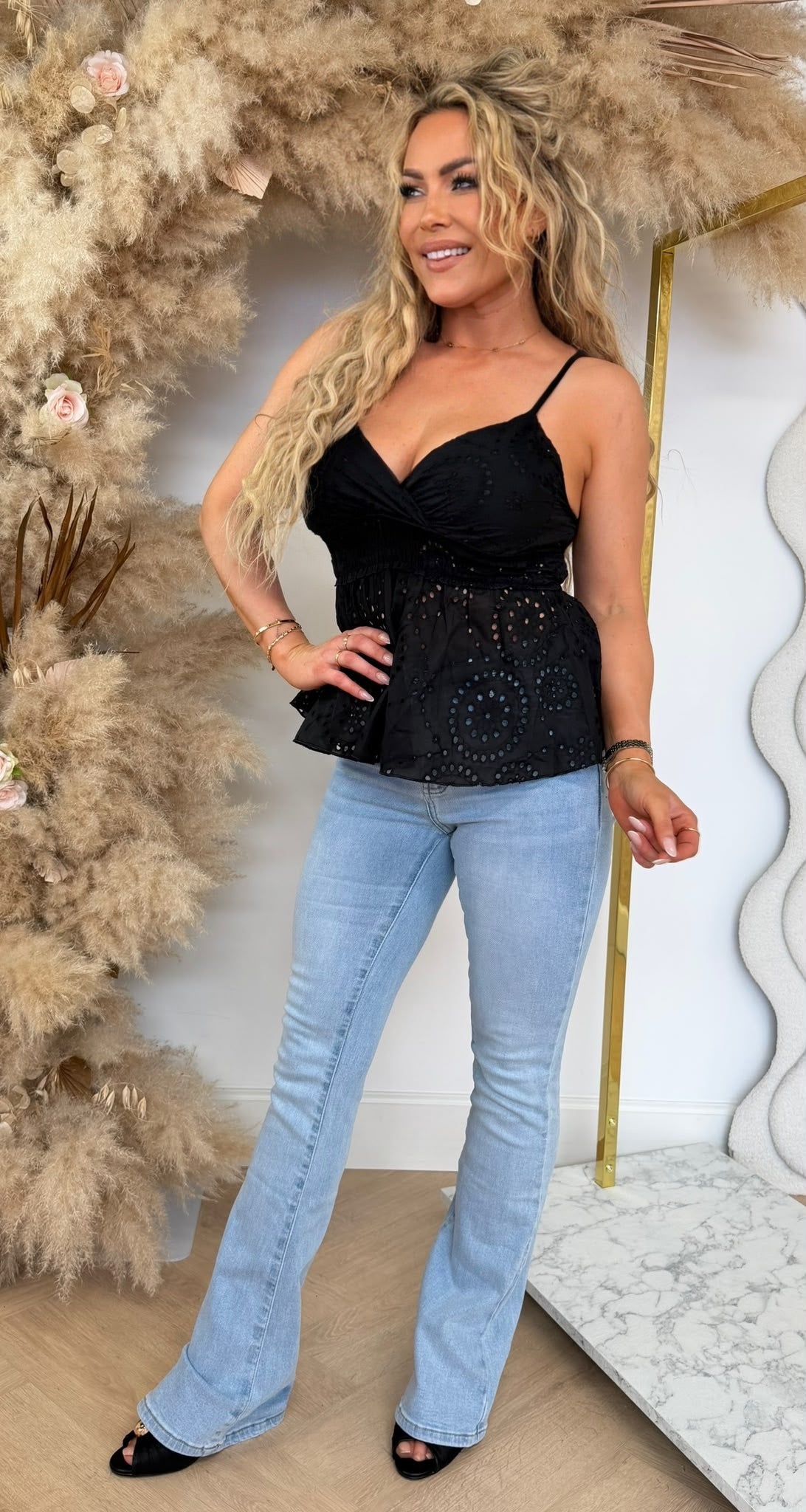 BRODY CUP LACE TOP BLACK