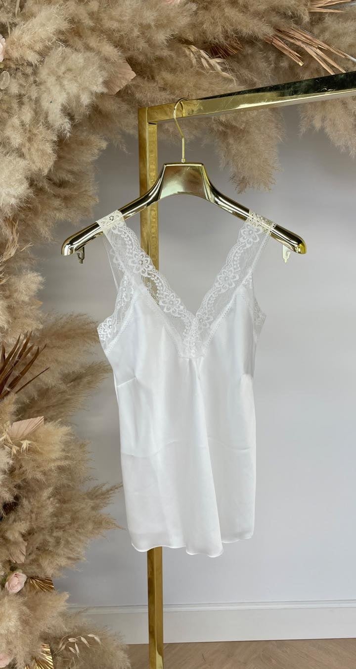 HAUT EN DENTELLE BASIQUE BLANC CASSÉ
