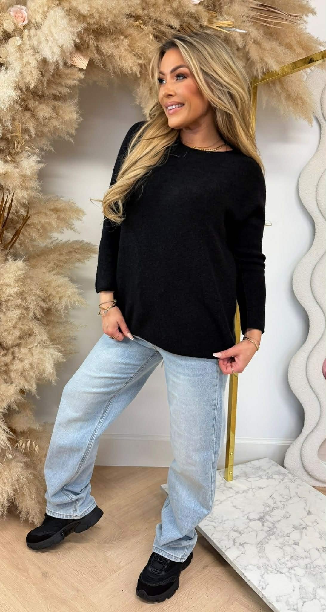 ROUND NECK TOP BLACK