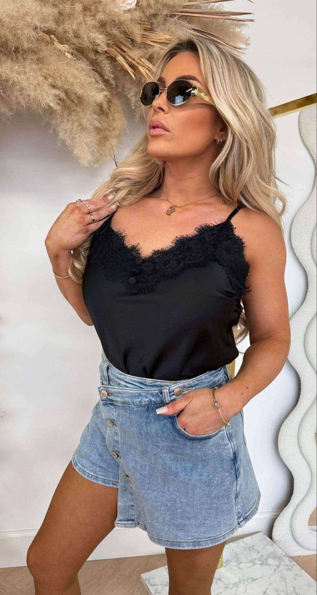 SATIN-SPAGHETTI-SPITZENTOP SCHWARZ