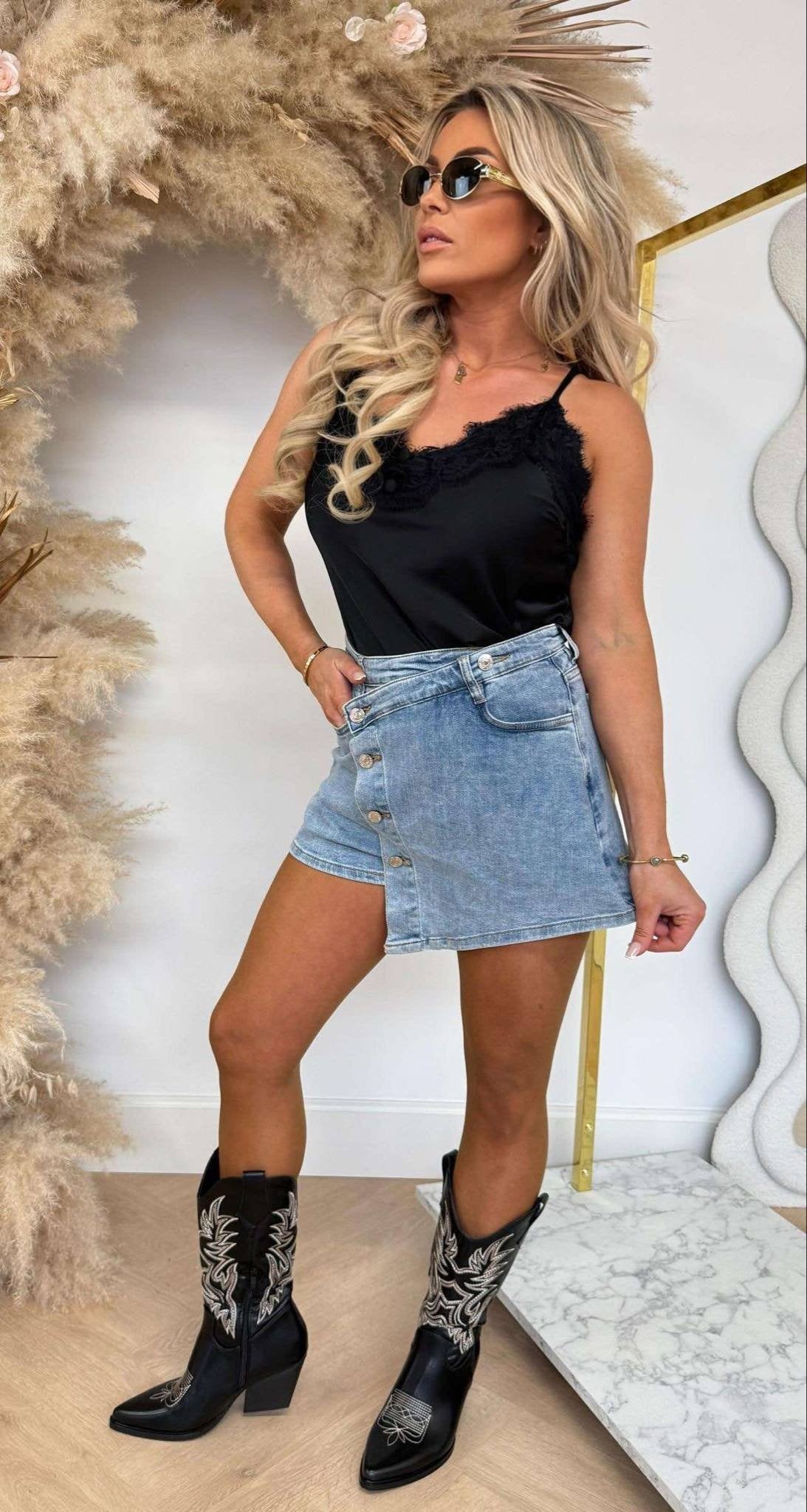 SATIN-SPAGHETTI-SPITZENTOP SCHWARZ