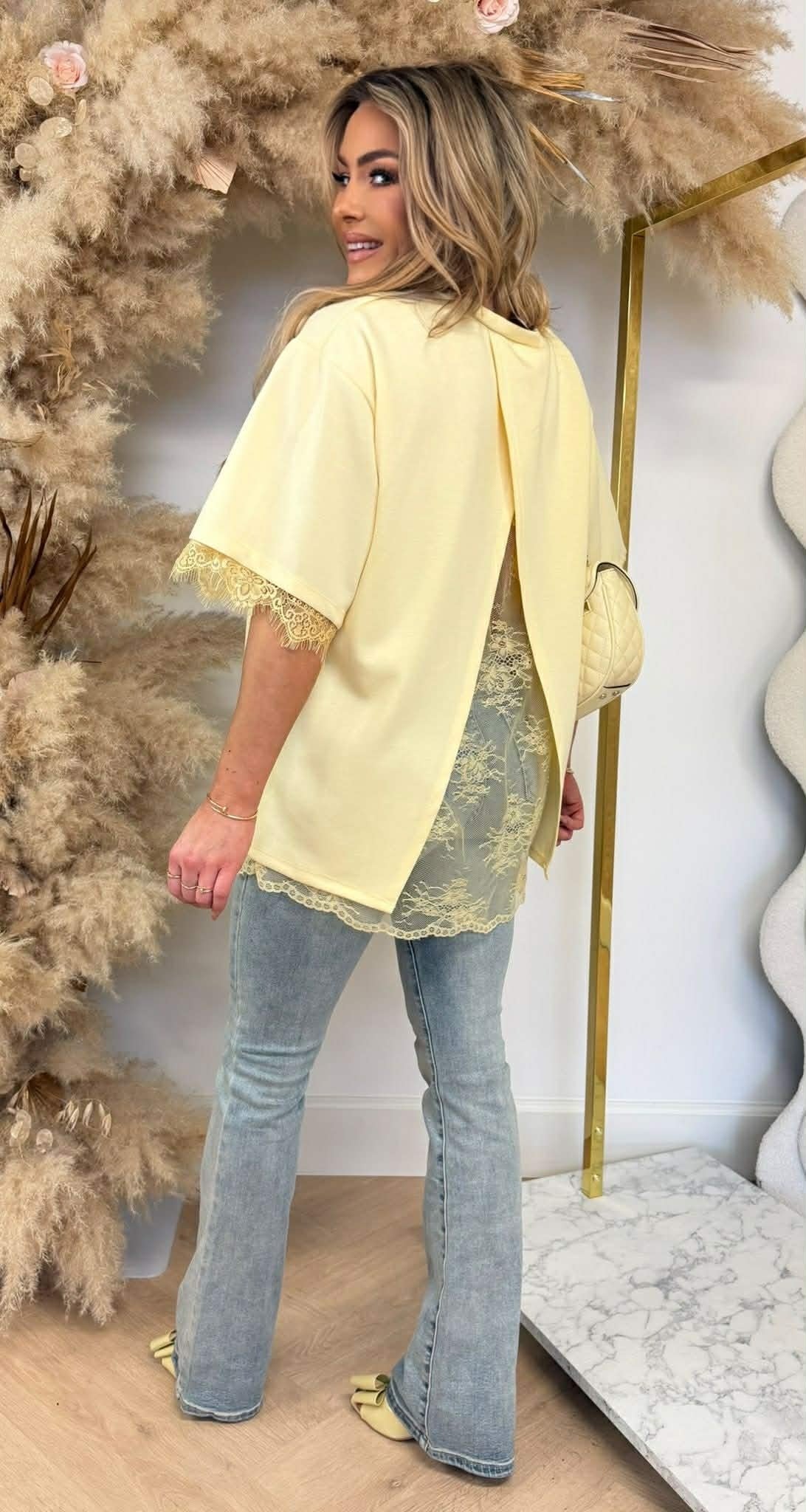 T-SHIRT EN DENTELLE DOS FENDU JAUNE
