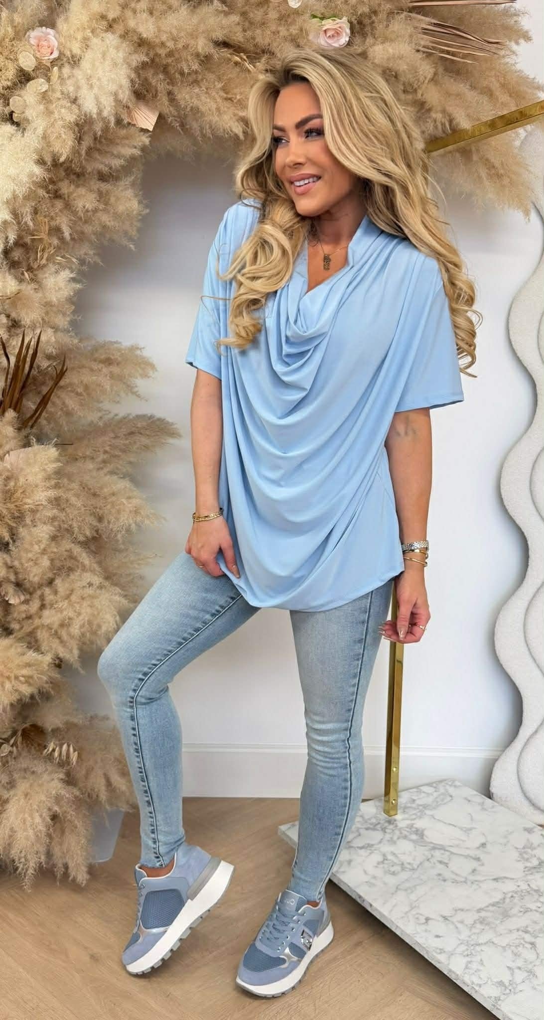 WASSERFALLAUSSCHNITT-SHIRT EISBLAU